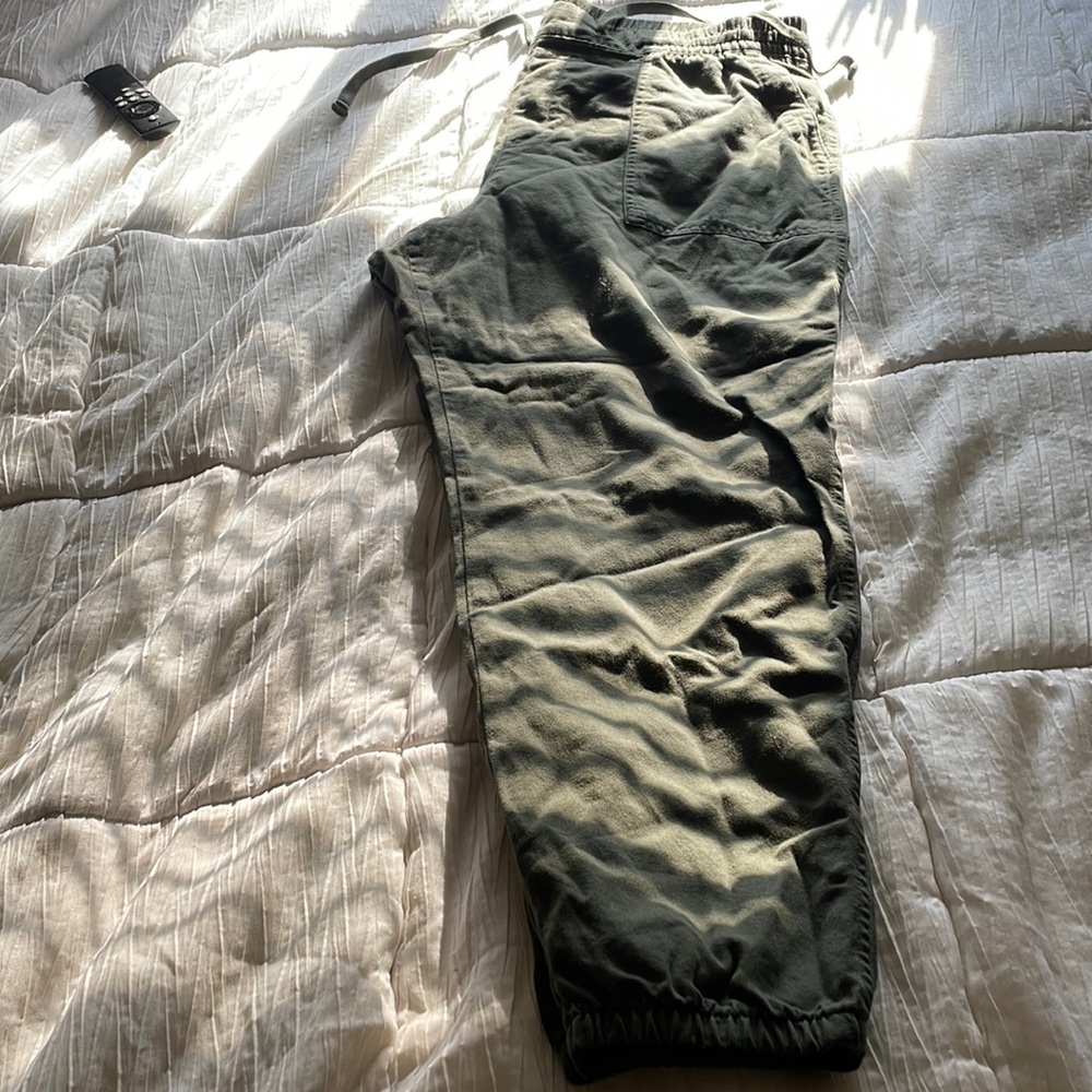 Gap kaki pants army green with drawstring in the waist, gently used size XL.
